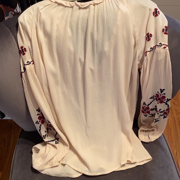 Embroidered blouse with tie front - Picture 4 of 4